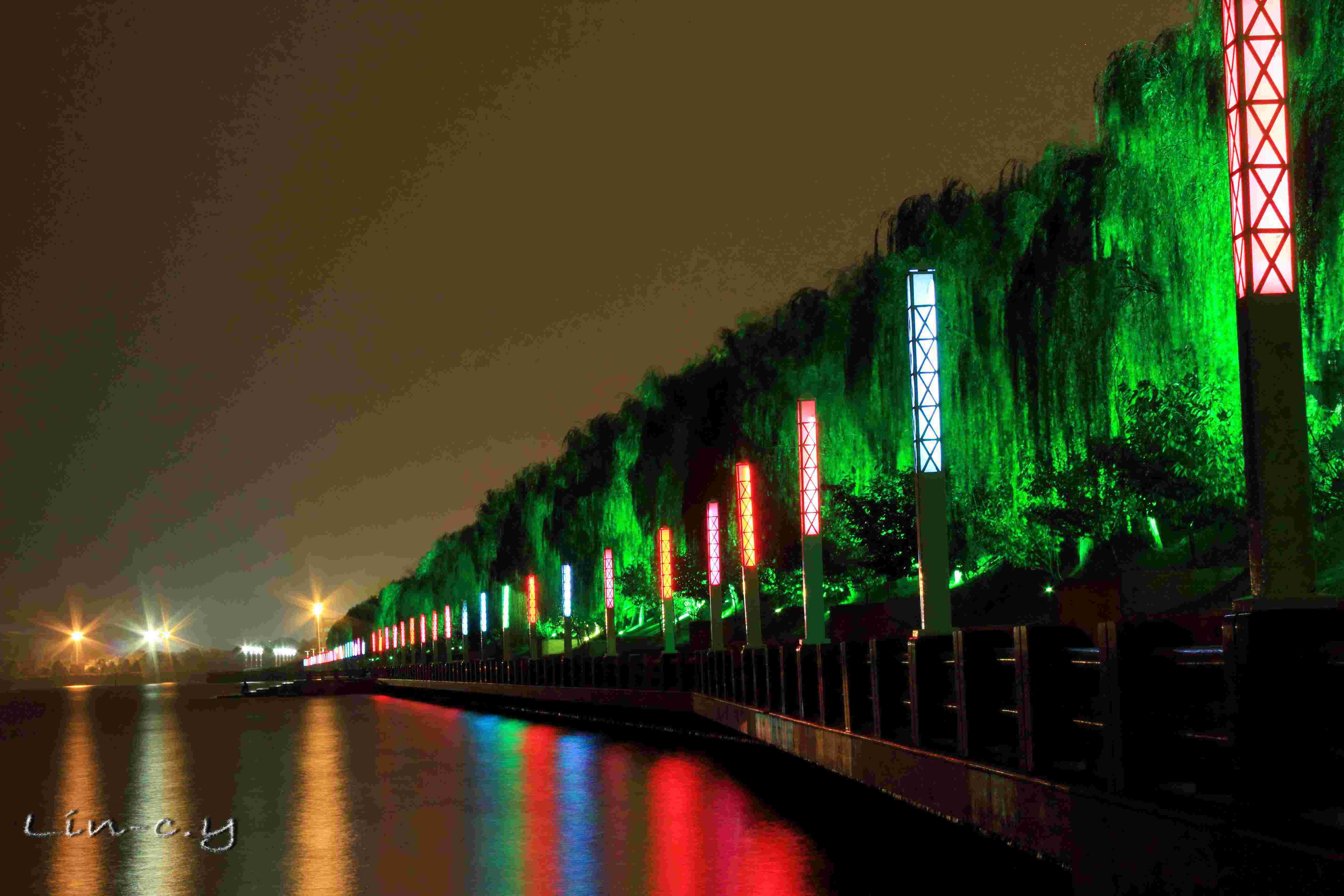 http://i.dcview.tw/gallery/201110/944b5602034bd95f8c7023eb63336876.jpg