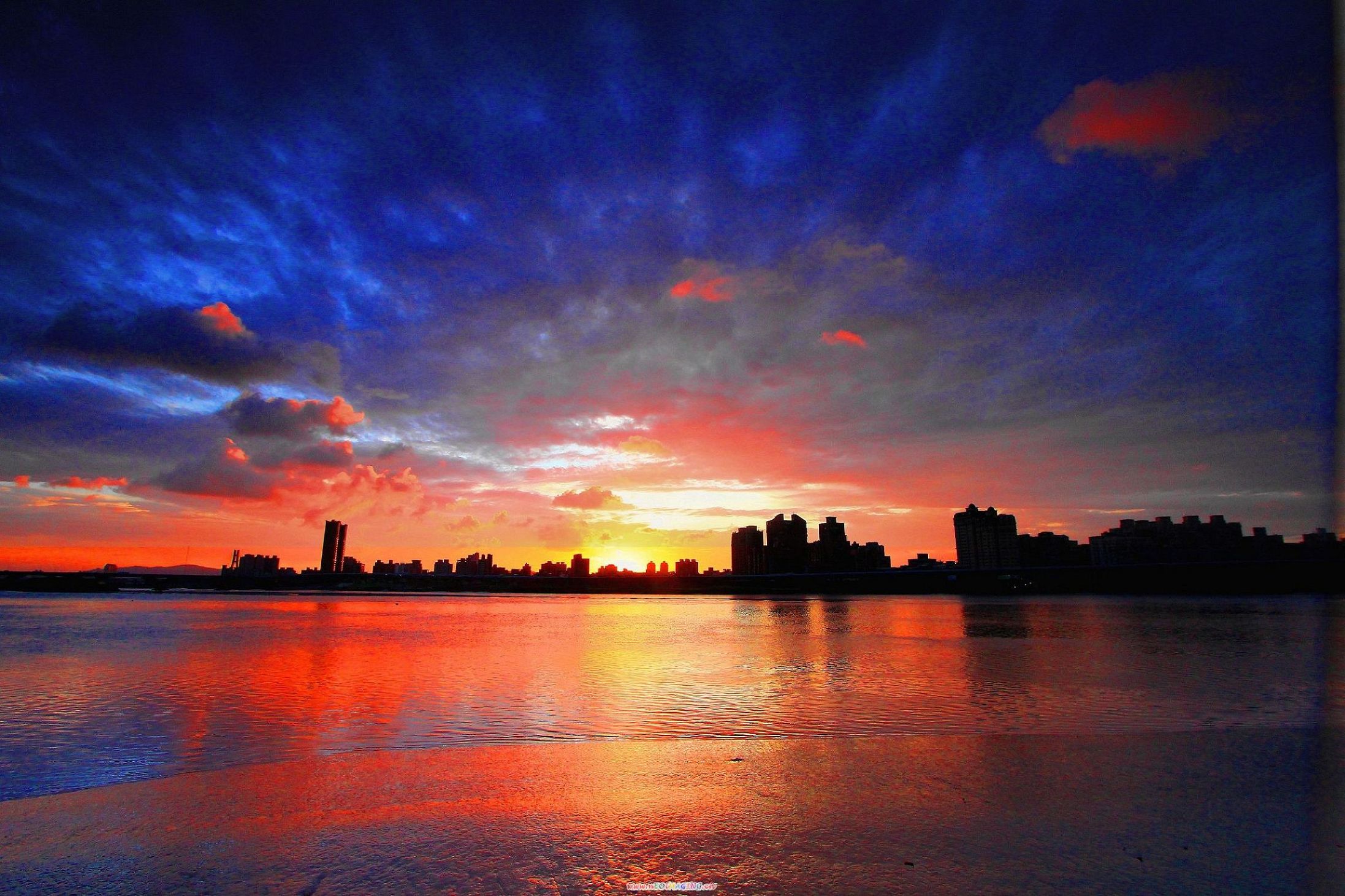 http://i.dcview.tw/gallery/201111/bf16b9a22af77481da8b49dac5a5f23a.jpg
