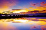 鐵橋晨彩