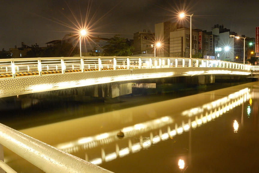 http://i.dcview.tw/gallery/201206/8ad659ef4a4b1c080d6b08d227126c4b.jpg