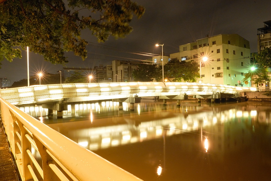 http://i.dcview.tw/gallery/201206/e0737d248382b6d0d80b9bb5e287f203.jpg
