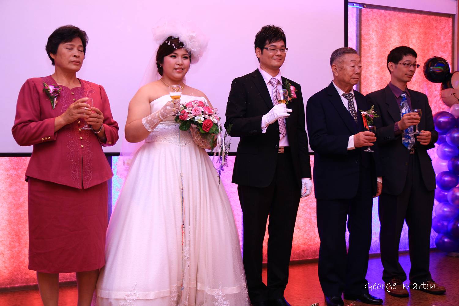 http://i.dcview.tw/gallery/201212/6451981e871b47f4c683cabb6628f1f7.jpg
