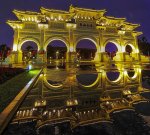 自由廣場夜倒影