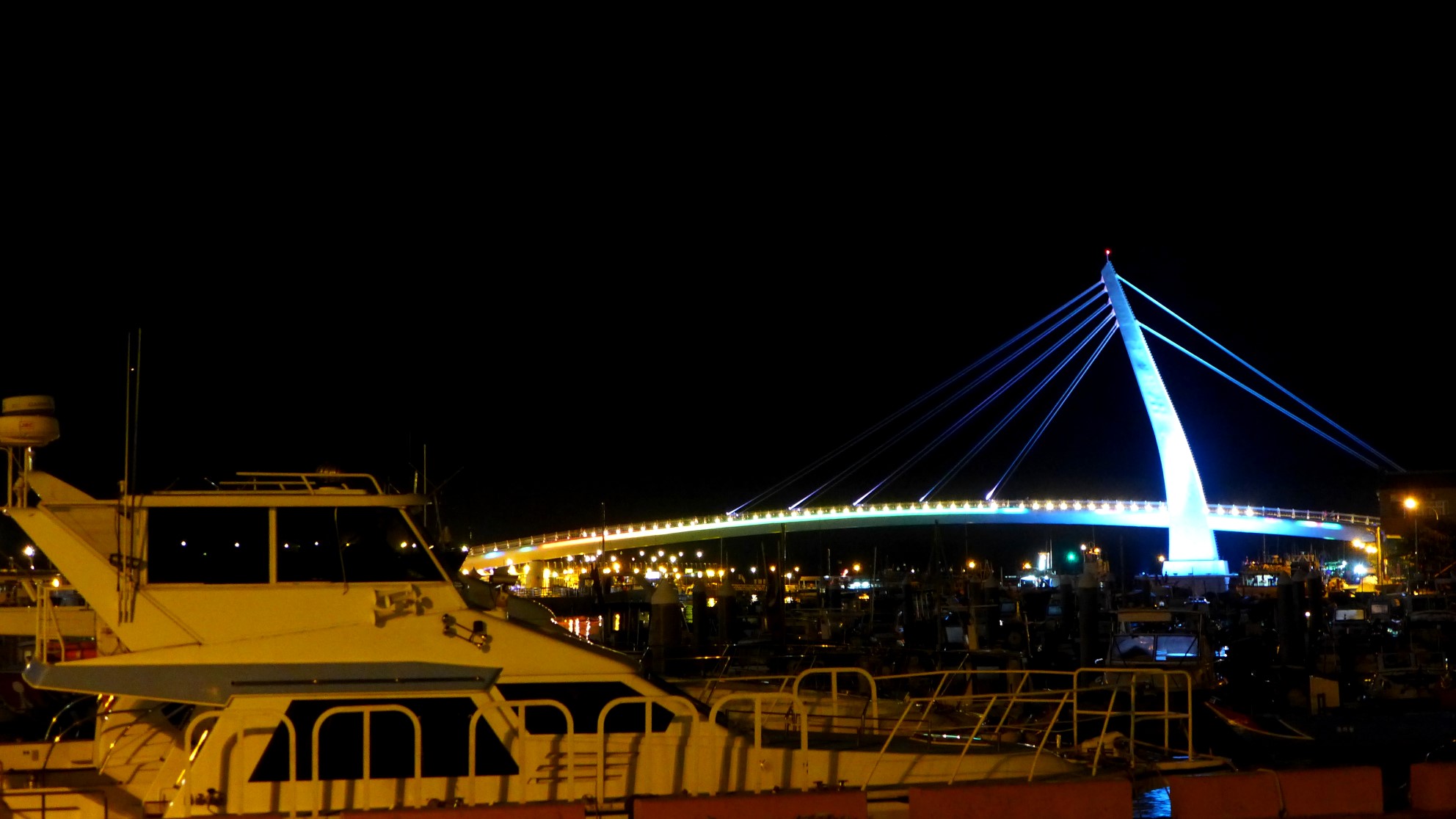 http://i.dcview.tw/gallery/201311/a0acf0410f47162bc014aa290aefcc30.jpg