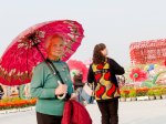 一位婆婆他拿紅色的雨傘